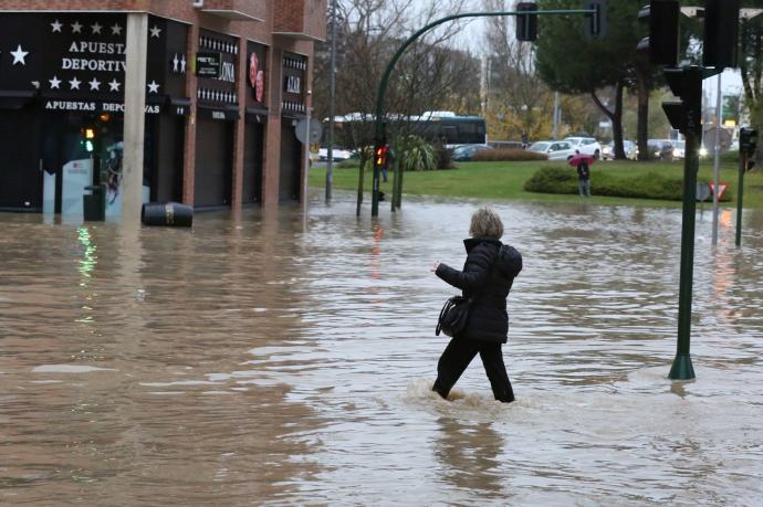 Calles inundadas por el desbordamiento del río Arga a su paso por la Rochapea.