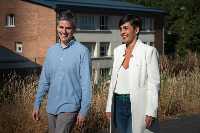 Unai Fernández de Betoño y Rocío Vitero, durante la presentación de su lista por parte de EH Bildu