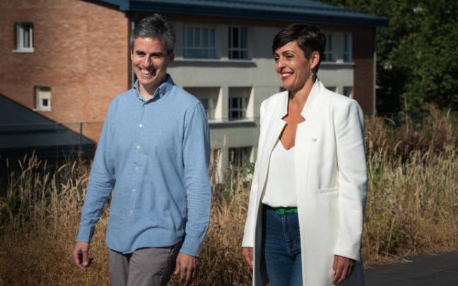 Unai Fernández de Betoño y Rocío Vitero, durante la presentación de su lista por parte de EH Bildu Unai Fernández de Betoño y Rocío Vitero, durante la presentación de su lista por parte de EH Bildu