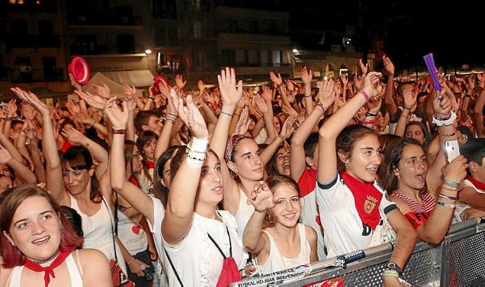 Admiradoras del grupo Efecto Pasillo en una de las noches de fiestas de Estella-Lizarra de 2018. Foto: R.U.