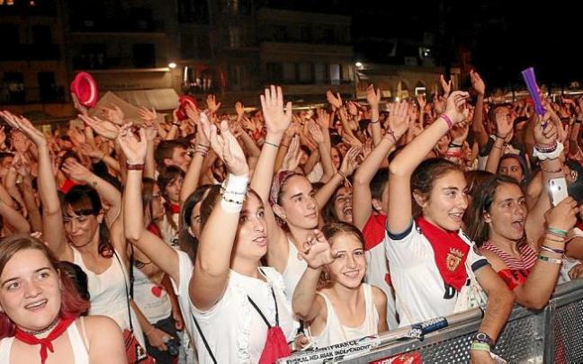 Admiradoras del grupo Efecto Pasillo en una de las noches de fiestas de Estella-Lizarra de 2018. Foto: R.U.