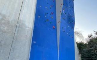 Nuevo rocódromo en el frontón de Sarriguren.