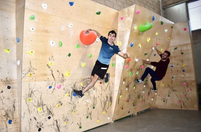 Kristobal Zubizarreta (izda) y Pablo Martínez, en el rocódromo que acaban de instalar en Falces, un proyecto que han impulsado junto a un grupo de vecinos.