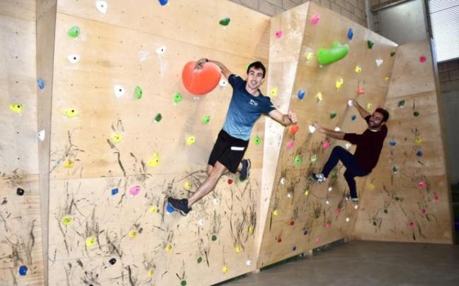Kristobal Zubizarreta (izda) y Pablo Martínez, en el rocódromo que acaban de instalar en Falces, un proyecto que han impulsado junto a un grupo de vecinos. Kristobal Zubizarreta (izda) y Pablo Martínez, en el rocódromo que acaban de instalar en Falces, un proyecto que han impulsado junto a un grupo de vecinos.