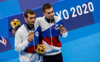 Los rusos Aleksandr Bondar y Viktor Minibaev tras ganar la medalla de bronce en la final de clavados en plataforma de 10 metros en los Juegos de Tokio