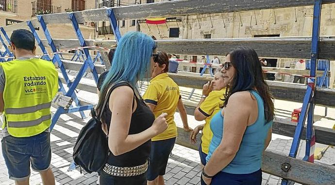 Vigilantes, actores, peregrinos y vecinos de la zona esperan ante el doble vallado, ayer en el rodaje de un encierro en La Rúa. Foto: J.A.