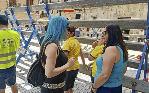 Vigilantes, actores, peregrinos y vecinos de la zona esperan ante el doble vallado, ayer en el rodaje de un encierro en La Rúa. Foto: J.A.