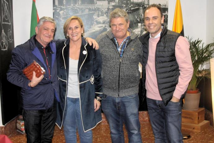 Rodolfo Gallastegui, a la izquierda junto a Itxaso Atutxa y miembros de la Junta de Portugalete.