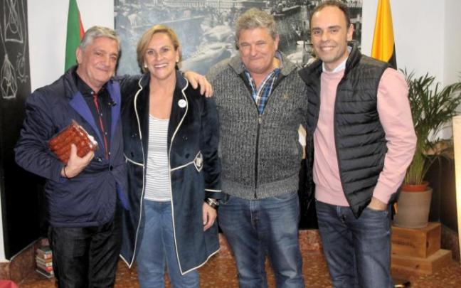 Rodolfo Gallastegui, a la izquierda junto a Itxaso Atutxa y miembros de la Junta de Portugalete.