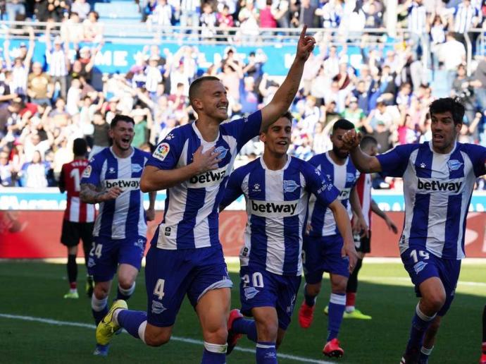 Rodrigo Ely celebra un gol contra el Athletic