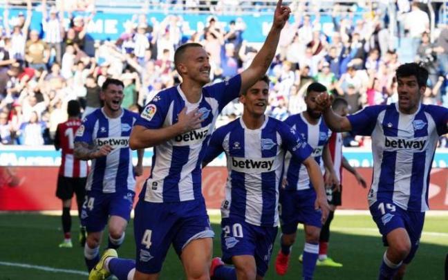 Rodrigo Ely celebra un gol contra el Athletic