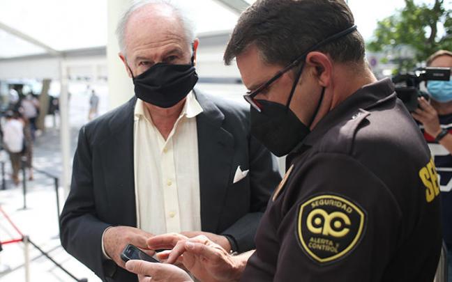 Rato a su llegada para declarar por presuntos delitos contra la Hacienda Pública. Rato a su llegada para declarar por presuntos delitos contra la Hacienda Pública.