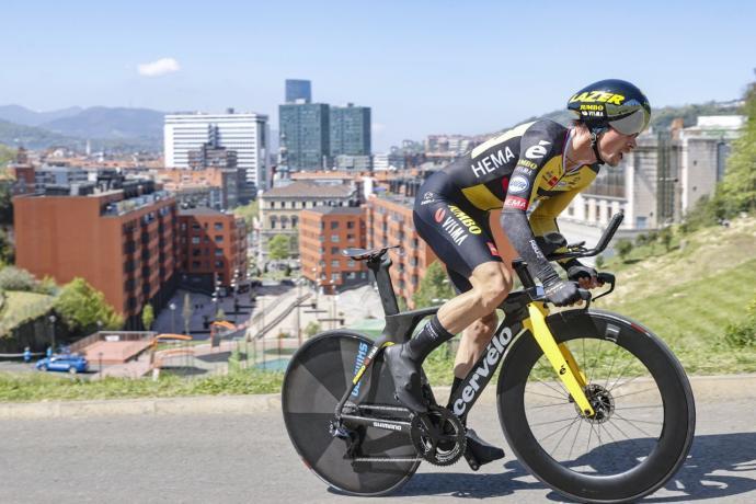 Primoz Roglic con Bilbao al fondo en la crono de este lunes