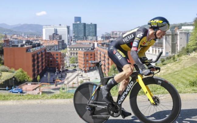 Primoz Roglic con Bilbao al fondo en la crono de este lunes