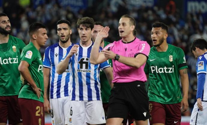 Alberola Rojas, en un momento del partido Real-Granada que terminó con victoria blanquiazul