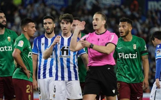 Alberola Rojas, en un momento del partido Real-Granada que terminó con victoria blanquiazul Alberola Rojas, en un momento del partido Real-Granada que terminó con victoria blanquiazul