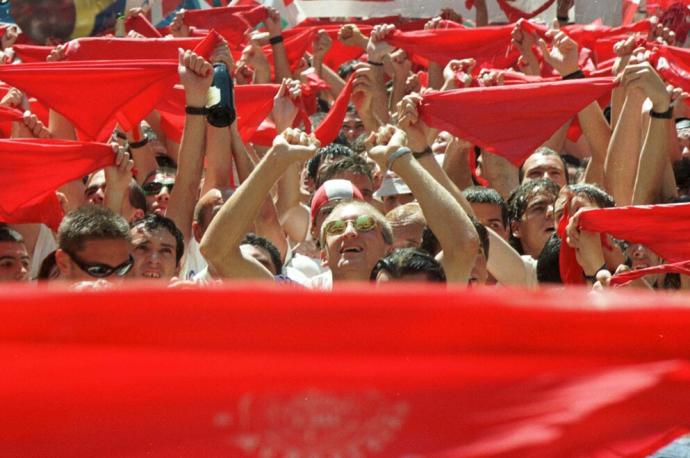 Imagen de pañuelos rojos en un Chupinazo, una imagen que se repetirá este año.