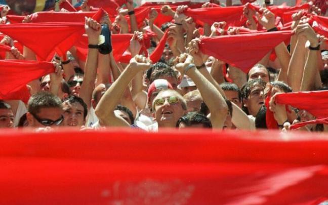 Imagen de pañuelos rojos en un Chupinazo, una imagen que se repetirá este año. Imagen de pañuelos rojos en un Chupinazo, una imagen que se repetirá este año.