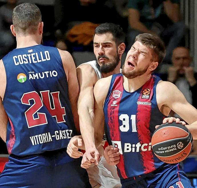 Giedratis trata de superar la marca de Kalinic durante el encuentro de ayer celebrado en el Pionir entre el Estrella Roja y el Bitci Baskonia. Foto: Efe