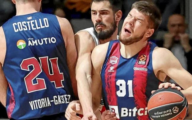 Giedratis trata de superar la marca de Kalinic durante el encuentro de ayer celebrado en el Pionir entre el Estrella Roja y el Bitci Baskonia. Foto: Efe