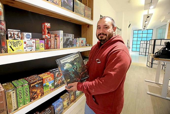 Eneko muestra uno de los numerosos juegos de rol que tiene en Ebla.