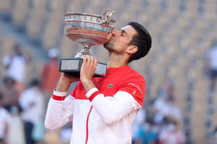 Novak Djokovic celebra su victoria en Roland-Garros 2021.