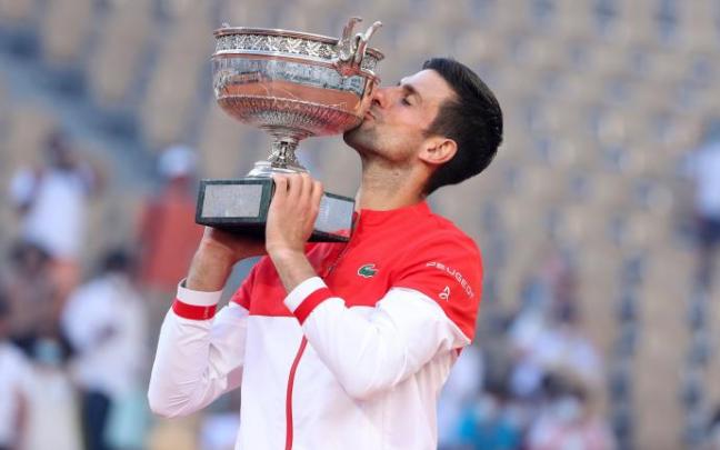 Novak Djokovic celebra su victoria en Roland-Garros 2021. Novak Djokovic celebra su victoria en Roland-Garros 2021.