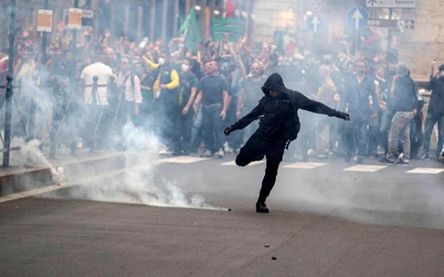 Imagen de las protestas en Roma contra el pasaporte covid. Imagen de las protestas en Roma contra el pasaporte covid.