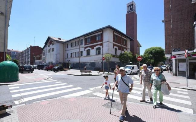 Edificios que serán derribados para construir el nuevo equipamiento Edificios que serán derribados para construir el nuevo equipamiento