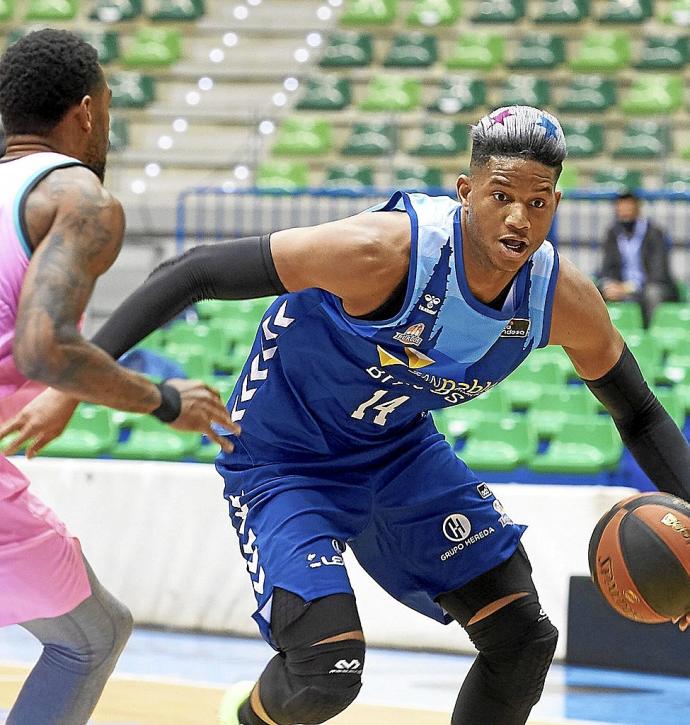 Jasiel Rivero controla el balón ante Cory Higgins en un partido de esta temporada. Foto: ACB Photo/B.B. Hojas