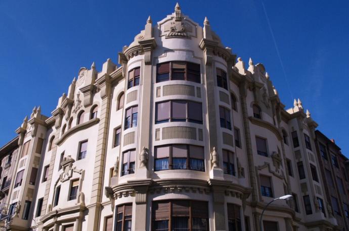 Fachada de un edificio de viviendas en la avenida de Roncesvalles