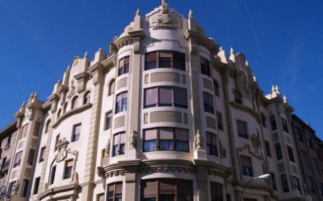 Fachada de un edificio de viviendas en la avenida de Roncesvalles Fachada de un edificio de viviendas en la avenida de Roncesvalles