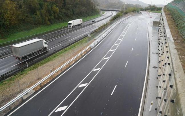 La Ronda Sur, a unas horas de su inauguración, lista para acoger parte del tráfico que accede a Irun desde la autopista AP-8 La Ronda Sur, a unas horas de su inauguración, lista para acoger parte del tráfico que accede a Irun desde la autopista AP-8