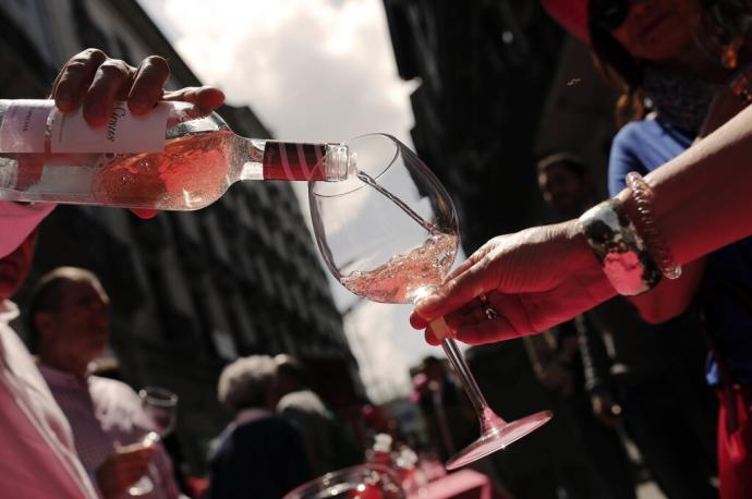 La Fiesta del Rosado vuelve este sábado a la calle Chapitela.