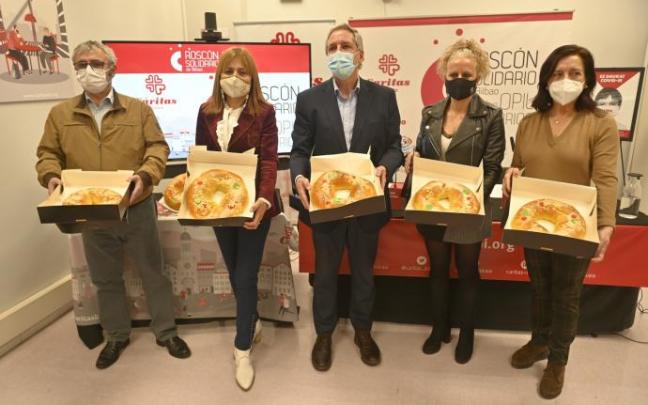 El Roscón Solidario de Cáritas repartirá el 5 de enero 1200 raciones 'para llevar' en la Plaza Nueva. El Roscón Solidario de Cáritas repartirá el 5 de enero 1200 raciones 'para llevar' en la Plaza Nueva.