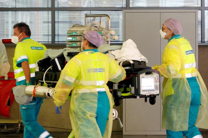 Personal sanitario de Alemania recibe un paciente covid procedente de Rotterdam donde las UCI están colapsadas