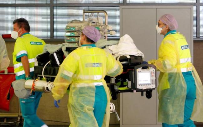 Personal sanitario de Alemania recibe un paciente covid procedente de Rotterdam donde las UCI están colapsadas