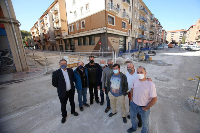 Vecinos y comerciantes de Rochapea posan en la calle Joaquín Beunza