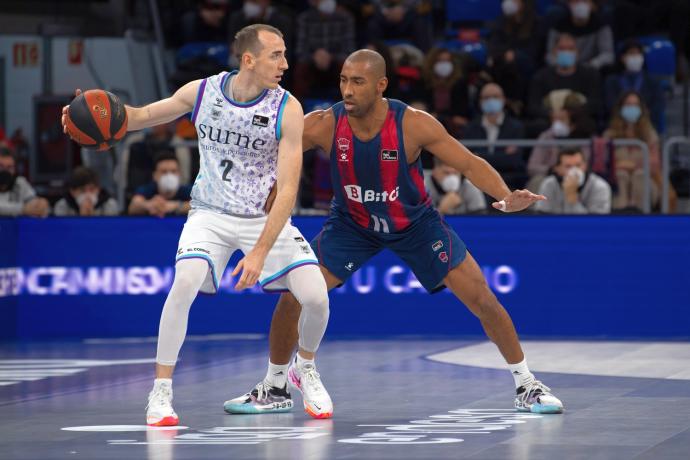 Jonathan Rousselle, ante Jayson Granger antes de lesionarse en el derbi vasco.