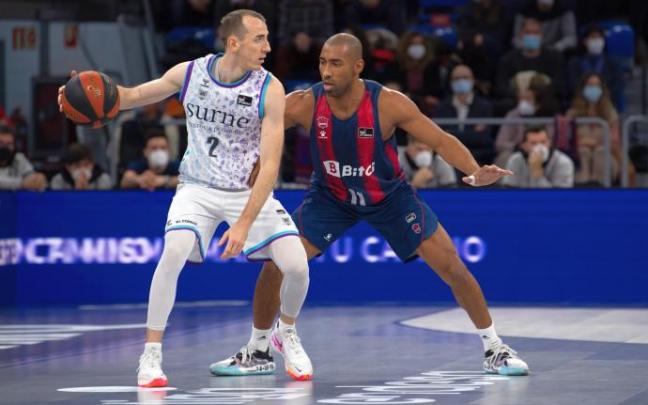 Jonathan Rousselle, ante Jayson Granger antes de lesionarse en el derbi vasco.