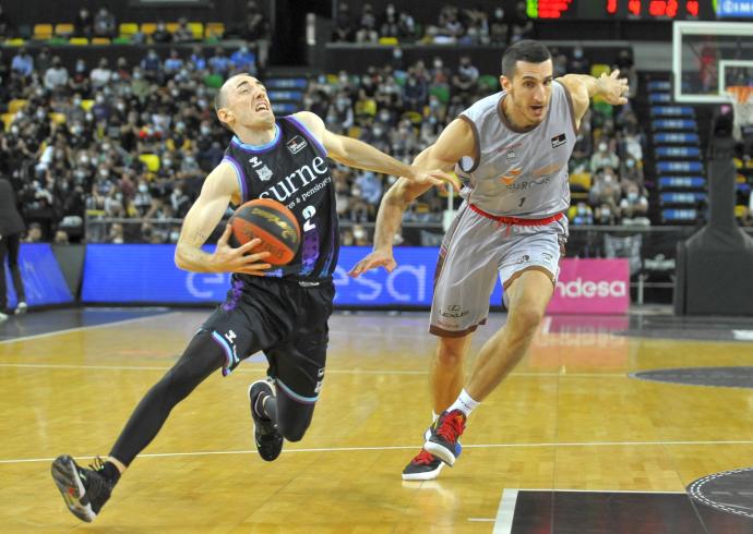 Jonathan Rousselle, en el duelo en Miribilla ante el Burgos.