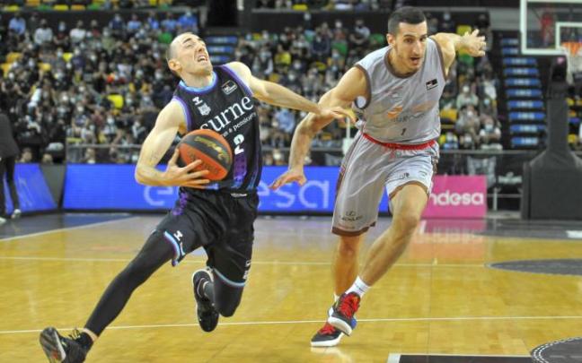 Jonathan Rousselle, en el duelo en Miribilla ante el Burgos.