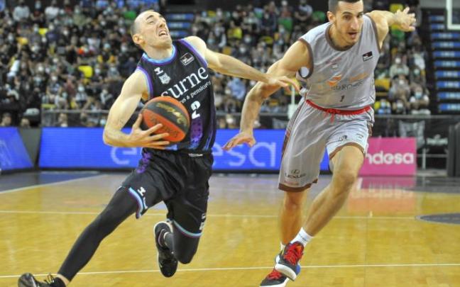 Jonathan Rousselle penetra a canasta en el encuentro ante el Hereda San Pablo Burgos.