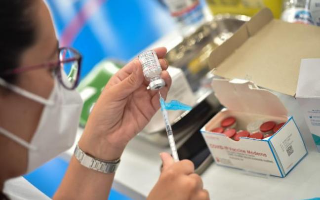 Una sanitaria preparando una dosis de la vacuna Moderna.