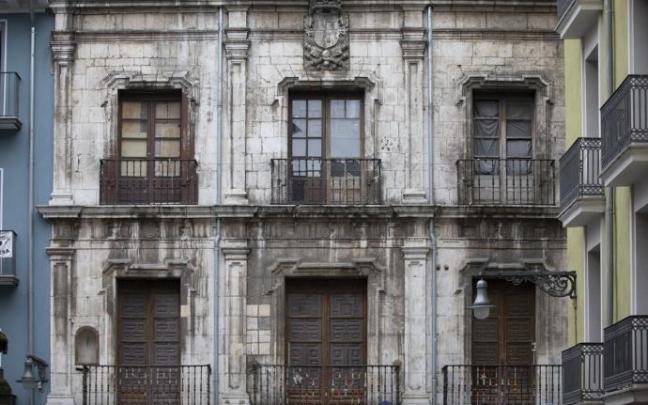 Imagen de la bella fachada del Palacio del Marqués de Rozalejo, del siglo XVIII.