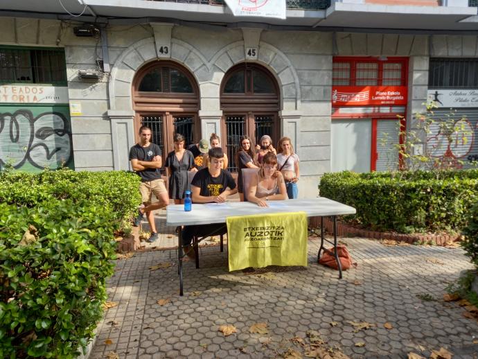 Momento de la comparecencia de Saretxe, con inquilinas de Azora en la avenida de Ategorrieta.