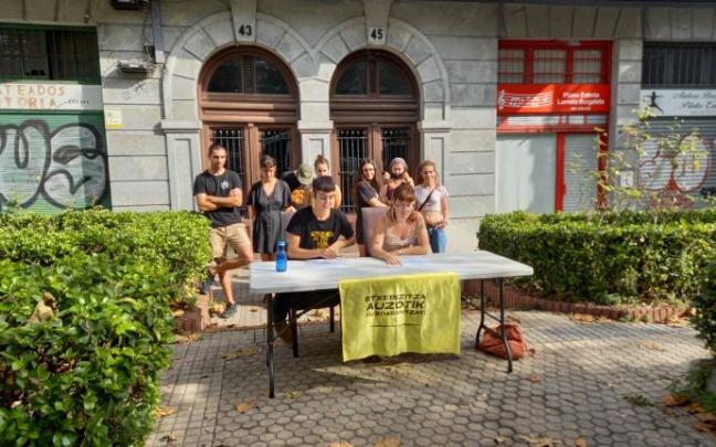 Momento de la comparecencia de Saretxe, con inquilinas de Azora en la avenida de Ategorrieta. Momento de la comparecencia de Saretxe, con inquilinas de Azora en la avenida de Ategorrieta.