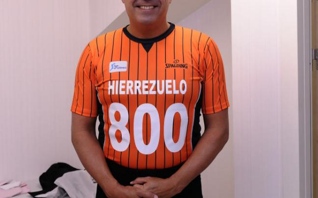 Hierrezuelo recibió un homenaje por sus 800 partidos en la ACB.