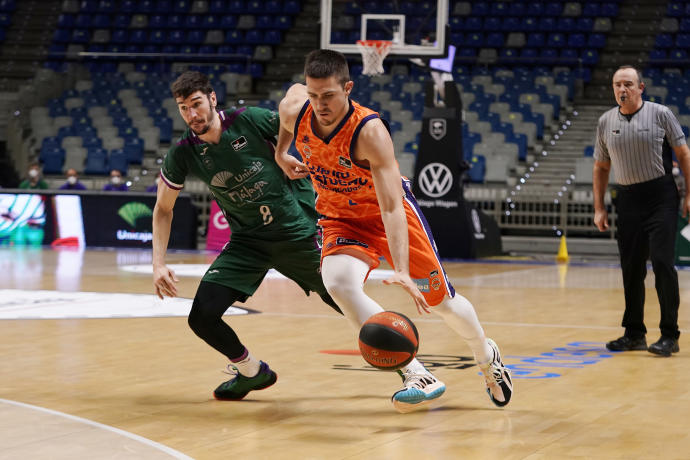 Marinkovic penetra a canasta durante un duelo de la pasada temporada