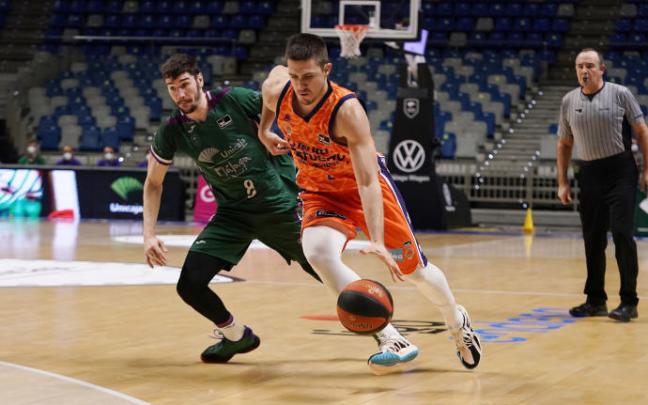 Marinkovic penetra a canasta durante un duelo de la pasada temporada